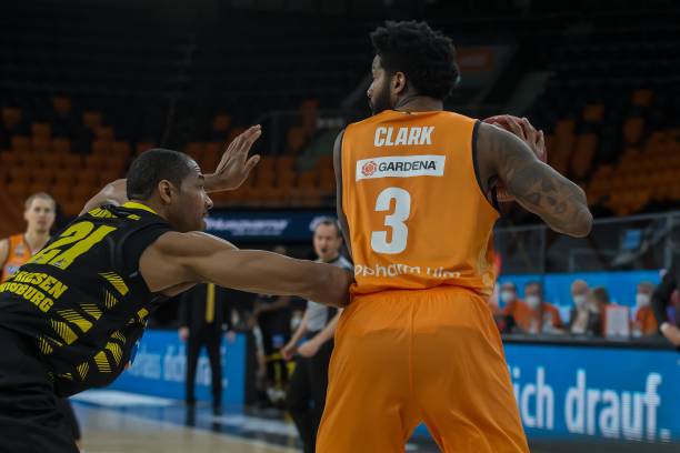 再见辽宁！张镇麟离队太突然，球迷：金金想做詹姆斯，辽篮让他当3D