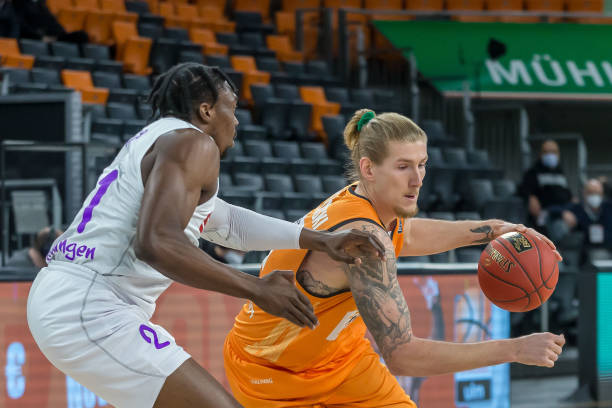 更象征着球 更象征着球